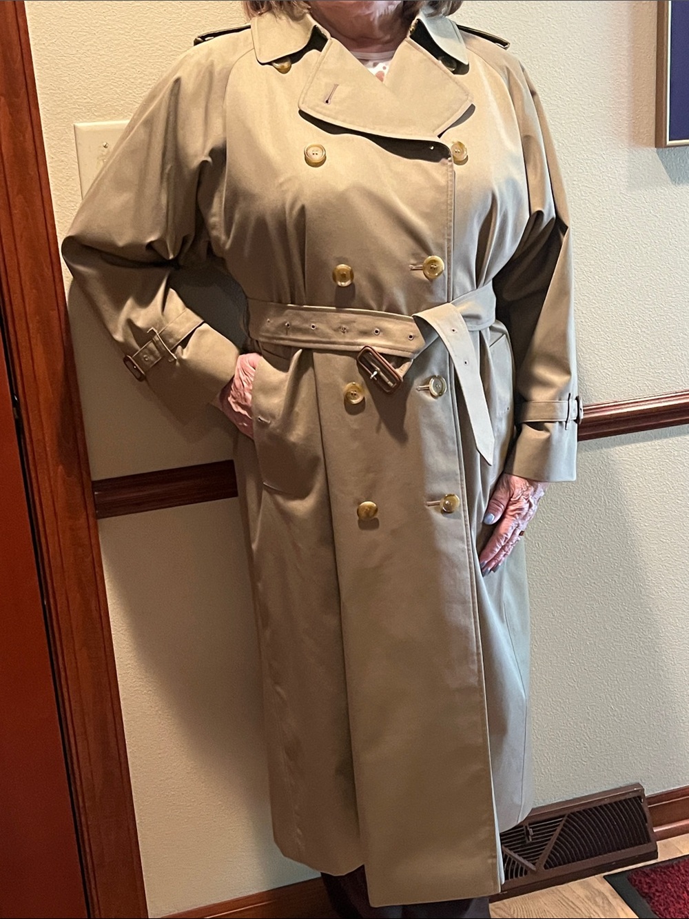 Burberrys Beige Double-Breasted, Belted Trench Coat with Zip-out Lining. - Picture 4 of 12